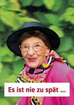 Pink geschminkte Oma in pinkfarbener Jacke und dem Slogan: "Es ist nie zu spät ..." - Citycard Stuttgart